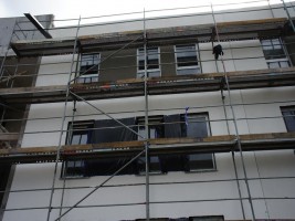 Wykonywanie elewacji zewnętrznej i tynków wewnętrznych, wykonanie prac w 80%