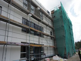 Wykonywanie elewacji zewnętrznej i tynków wewnętrznych, wykonanie prac w 80%