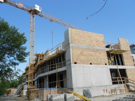 Trwają roboty murowe i zbrojeniowe ścian poziomu III piętra