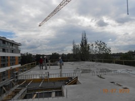 Trwają roboty murowe i zbrojeniowe ścian poziomu III piętra