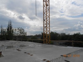 Trwają roboty murowe i zbrojeniowe ścian poziomu III piętra