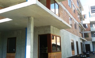 Montaż stolarki okiennej od ul. Dominikanów i wykonywanie izolacji