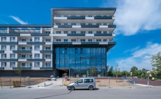 prace wykończeniowe wokół budynku
