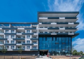 prace wykończeniowe wokół budynku