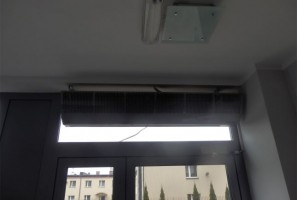 ZAMONTOWANE KURTYNY POWIETRZNE PRZY WEJŚCIU DO KLATKI BUDYNKU NR 2