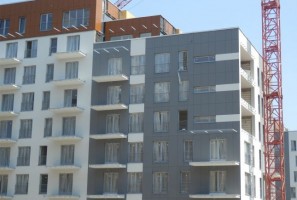WIDOK NA BUDYNEK NR 8 - KONTYNUACJA PRAC - MONTAŻ BALUSTRAD.JP