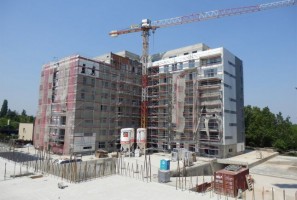 WIDOK NA BUDYNEK NR 7 - KONTYNUACJA PRAC ELEWACYJNYCH