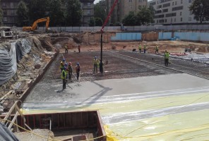 PRACE W WYKOPIE , WYKONYWANIE ZABEZPIECZENIA WYKOPU, BETONOWANIE PŁYTY