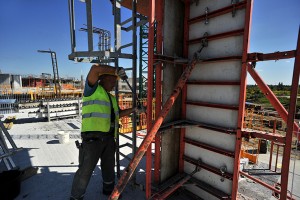 Rozpoczęto wykonywanie murowanych ścian osłonowych i wewnętrznych