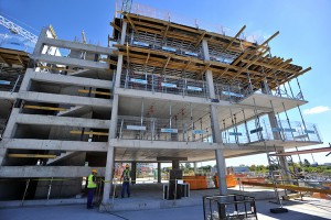 Rozpoczęto wykonywanie murowanych ścian osłonowych i wewnętrznych