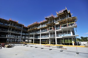 Rozpoczęto wykonywanie murowanych ścian osłonowych i wewnętrznych