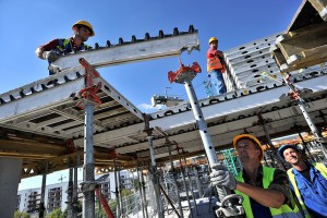 Rozpoczęto wykonywanie murowanych ścian osłonowych i wewnętrznych