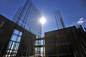 Rozpoczęto wykonywanie murowanych ścian osłonowych i wewnętrznych