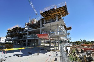 Rozpoczęto wykonywanie murowanych ścian osłonowych i wewnętrznych