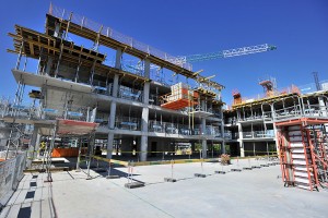 Rozpoczęto wykonywanie murowanych ścian osłonowych i wewnętrznych