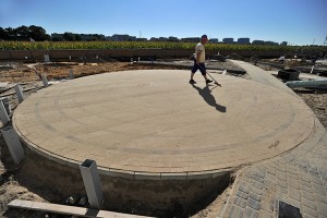 I etap - Wykonywane są prace elewacyjne oraz prace związane z zagospodarowaniem terenu