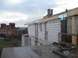 Rozpoczęty został I etap prac elewacyjnych - ocieplenie od strony dziedzińca