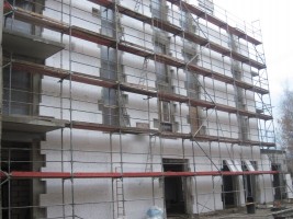 Rozpoczęty został I etap prac elewacyjnych - ocieplenie od strony dziedzińca