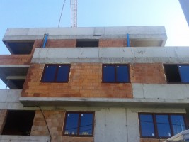 Montaż stolarki okiennej od ul. Dobrego Pasterza, ocieplanie budynku od ul.Dominikanów