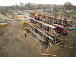 Zbrojenie filarów z częściowo zamontowanymi szalunkami