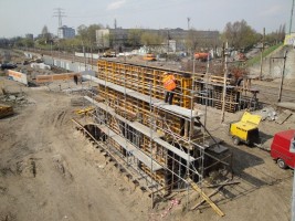 Zbrojenie filarów z zamontowanymi szalunkami