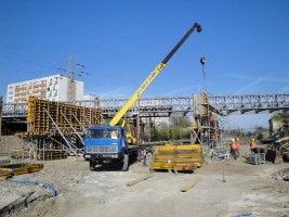 Demontaż szalunków zabetonowanych filarów