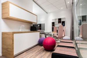 biuro Kinnarps - rozwiązania podłogowe od Forbo Flooring: panele LVT Allura