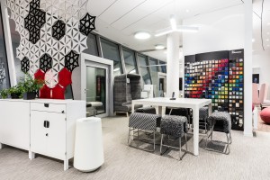 biuro Kinnarps - rozwiązania podłogowe od Forbo Flooring: panele LVT Allura
