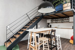 biuro Kinnarps - rozwiązania podłogowe od Forbo Flooring: panele LVT Allura