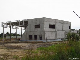 zdjęcie Salon samochodowy z halą warsztatową