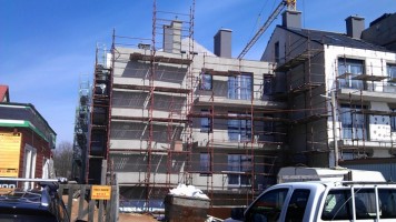 Prace elewacyjne i dekarskie na zewnątrz. Prace tynkarskie i wylewanie posadzek wewnątrz