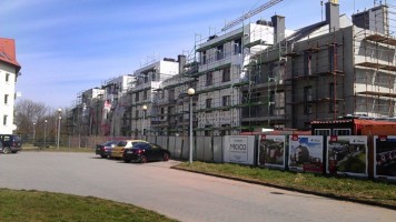 Prace elewacyjne i dekarskie na zewnątrz. Prace tynkarskie i wylewanie posadzek wewnątrz