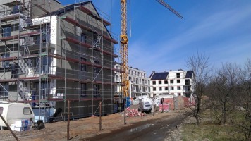 Prace elewacyjne i dekarskie na zewnątrz. Prace tynkarskie i wylewanie posadzek wewnątrz