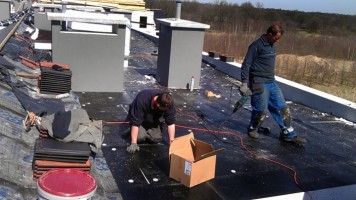 Prace elewacyjne i dekarskie na zewnątrz. Prace tynkarskie i wylewanie posadzek wewnątrz