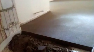 Prace elewacyjne i dekarskie na zewnątrz. Prace tynkarskie i wylewanie posadzek wewnątrz