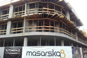 WIDOK BUDYNKU OD STRONY SKRZYŻOWANIA UL. MASARSKA RZEŹNICZA
