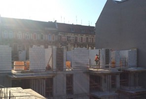 WIDOK NA PATIO PIERWSZEGO ETAPU, OD STRONY KLATKI NR 5