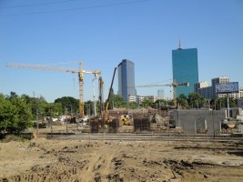 Widok na plac budowy wiaduktów w stronę Śródmieścia z żoliborskiego nasypu
