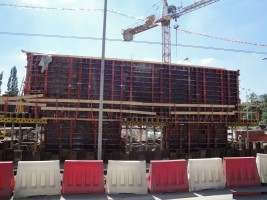 Zamontowany szalunek podpory wiaduktu pomiędzy ul. Słomińskiego. W oddali żuraw Liebherr wykorzystywany podczas prac ...