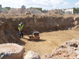 Prace ziemne przy budowie galerii Bawełnianka