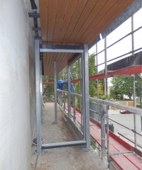 konstrukcja zabudów balkonowych i sufit drewniany