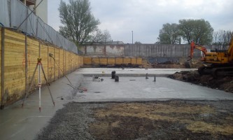 prace przy wylewaniu fundamentów garażu podziemnego