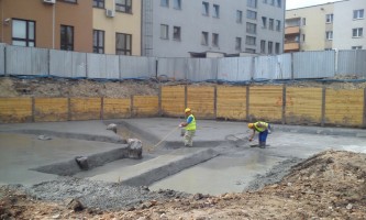 prace przy wylewaniu fundamentów garażu podziemnego