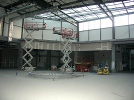 prace wewnątrz galerii