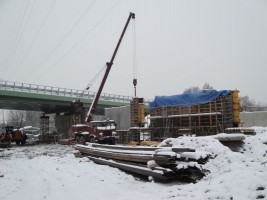 Demontaż dźwigiem samochodowym szalunków podpory środkowego wiaduktu (drogowego)