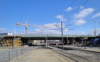 Gotowa płyta nośna wiaduktu nad ul. Słomińskiego, po lewo widać zaszalowane schody dla pieszych