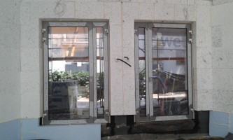 Ocieplanie budynku od strony zachodniej, tynki w lokalach mieszkalnych od ul. Dominikanów