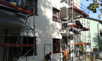 Prace wykończeniowe na elewacji od ul. Dominikanów