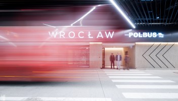 zdjęcie Podziemny dworzec autobusowy zintegrowany z naziemną galerią handlową