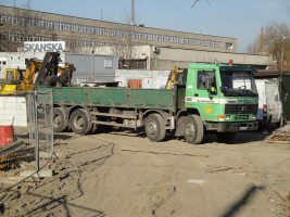Samochód ciężarowy Volvo z HDS na terenie zaplecza budowy po stronie Żoliborza